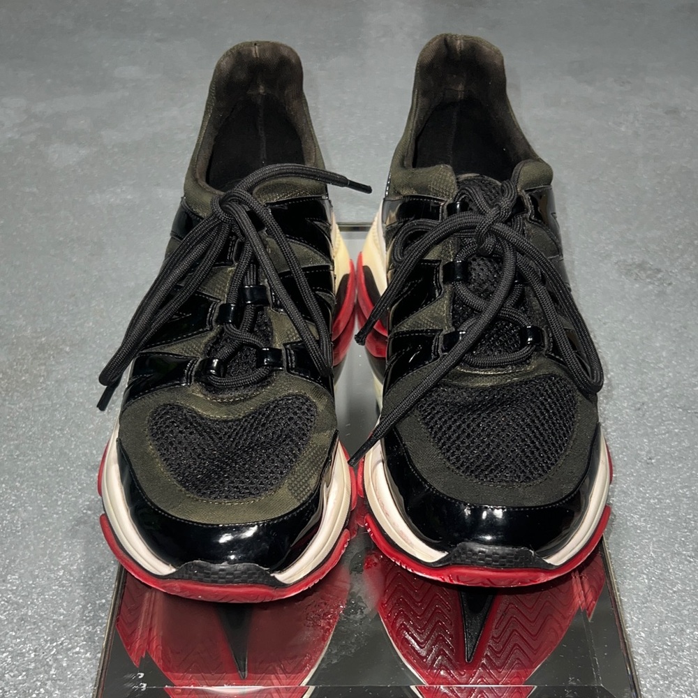 Steve Madden Maximus Black and Red w/camo accent